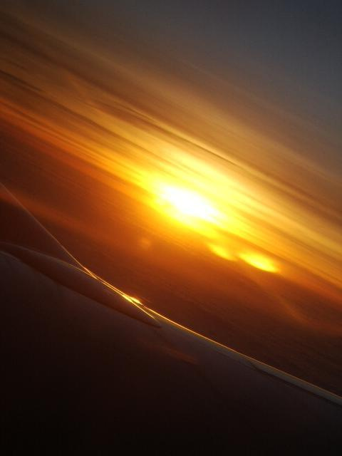LOT SAMOLOTEM Dublin/Londyn - fotka z okna samolotu na wschód słońca