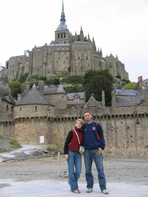 Mont St. Michel - klasztor położony na skale w zatoce, często otoczony morzem, z uwagi na przypływy - położony na granicy Bretanii i Normandii - Paryż - wrzesień 2005 #Paris #Paryż #WieżaEiffla #Wersal #Luwr #SaintMichel #Chambord #Ambois