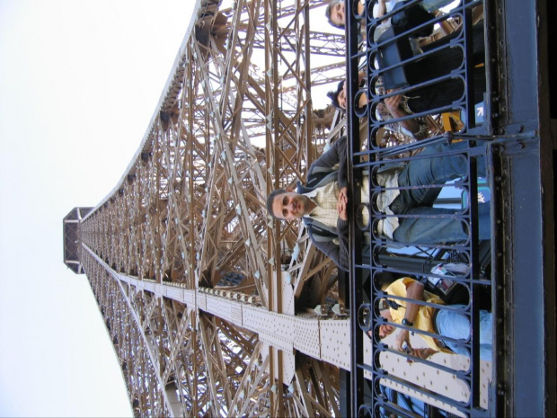 Na Wierzy Eiffla - Paryż - wrzesień 2005 #Paryż #Wersal #WieżaEiffla #Francja #Chartres #Tours #Chambord #Ambois #StadeDeFrance #CentrumPompidou #Tomcioo #Jolcia #WizzAir