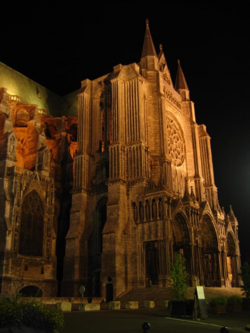 Katedra w Chartres - ok 100 km na południe od Paryża - Paryż - wrzesień 2005 #Paris #Paryż #WieżaEiffla #Wersal #Luwr #SaintMalo #Chambord #Ambois #Chartres #Tours #PolaElizejskie #LeonadroDaVinci
