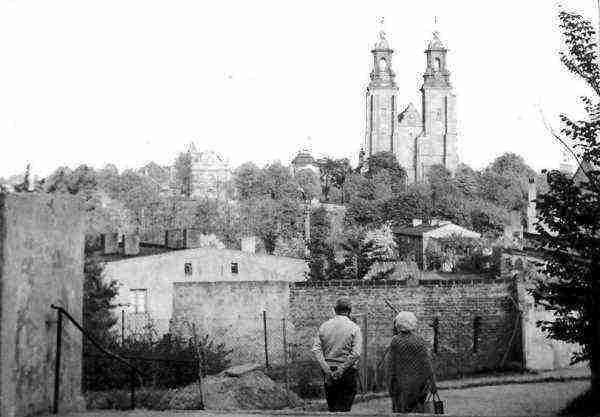 Nie istniejąca dzisiaj kamienica przy ul.Dąbrówki.Nie istniejące juz Kanonie przy Katedrze,Nie istniejąca zabudowa ,stare widoki Parku Miejskiego.Fotograficzny plener PTF Gniezno w parku Miejskim. Lata50-te dworzec i Kareja