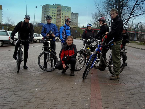 Zbiórka w Pucku. Od lewej Maciek "Satan", Krzysztof "Frans", Jarek, Marek "Phantom", Dorota, Kasia, Adam, Tomek "Chróściel".