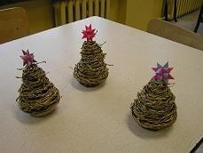 małe choineczki zamiast stroika #OzdobyBożonarodzeniowe #choika #stroik