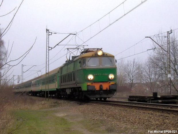 (14.01.07) Krakowski Byk ET22-526 z poc.pos. ''Długosz'' Rel. Kraków-Katowice-Lublin Przejeżdza przez Stary Las i za chwilę osiągnie stacje Lublin