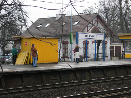 stacja PKP widziana z ulicy Krakowskiej, w tle budynek stacji koleji Warszawsko-Wiedeńskiej z początku XX w.