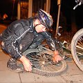 Flash czyści rower z bagiennych brudów