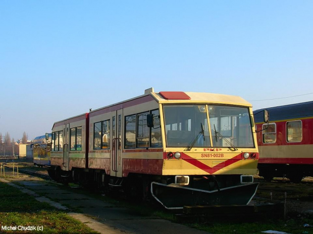 (02.12.06) Stary ale bardzo fajny lubelski szynobus SN81-002 stoi na torach odstawczych w Lublinie.