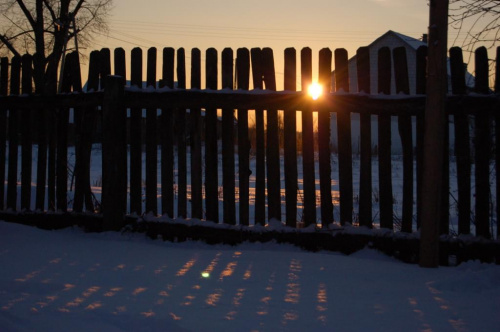 płot, trzepak,dom sąsiadow, przebijające słońce i zima prosi o komentarz :) #Zima