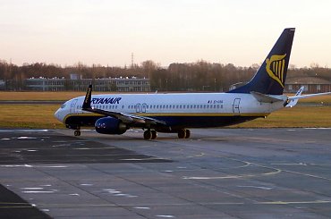 Samolot opuszcza płytę postojową #EPLL #LCJ #Lublinek #Boeing #Ryanair #Kołowanie