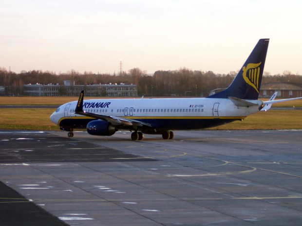 Samolot opuszcza płytę postojową #EPLL #LCJ #Lublinek #Boeing #Ryanair #Kołowanie
