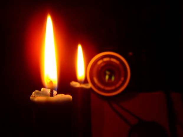 ustawienie ostrości na pierwszym planie fotografii #świeca #płomień #eksperyment #doświadczenia