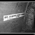 W podziemnych korytarzach istniał system informacji (drogowskazy), po wojnie te informacje uległy spolszczeniu. #MRU #bunkry #forty #Międzyrzecz #Obra #schron