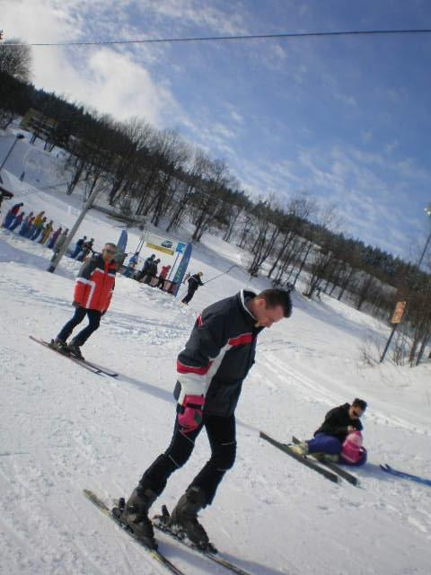 Pierwsze kroczki Czarusia na nartach nauka :))))