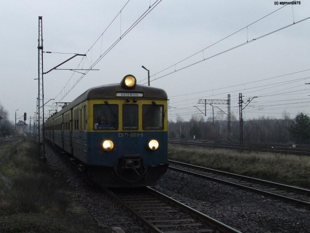 EN71-009 przelatuje pzrez Sosnowiec Jęzor
15-02-2007 #kolej #PKP