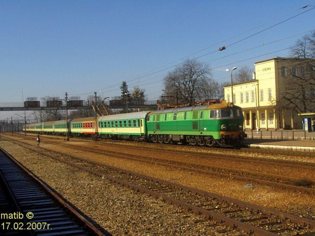 ET22-759 [CM Kraków] prowadzi pociąg pospieszny "Długosz" R- 32100 z Krakowa i Katowic do Lublina przejeżdża bez zatrzymania przez stację Jedlnia Letnisko #KolejPKP