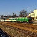 ET22-759 [CM Kraków] prowadzi pociąg pospieszny "Długosz" R- 32100 z Krakowa i Katowic do Lublina przejeżdża bez zatrzymania przez stację Jedlnia Letnisko #KolejPKP