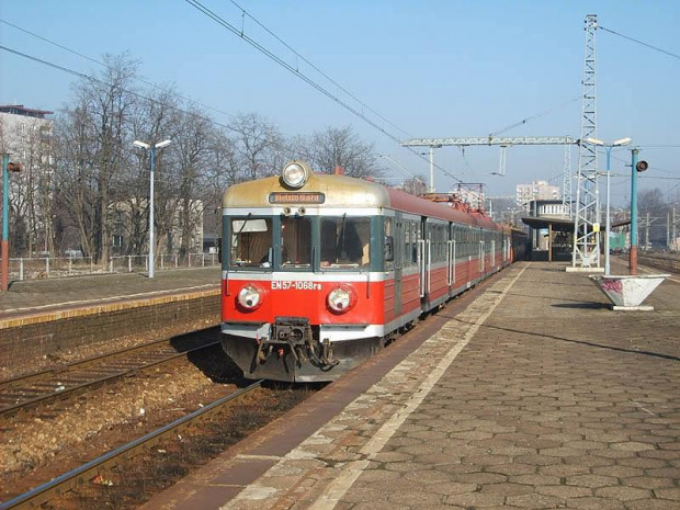 18.02.2007 Katowice Ligota. EN57 - 1068 z pociągiem "Soła" relacji Częstochowa - Bielsko Biała Główna.