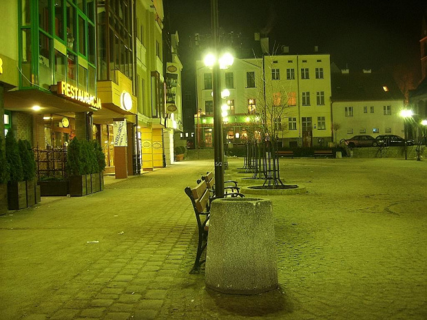samotna laweczka #Olsztyn #starówka #noc