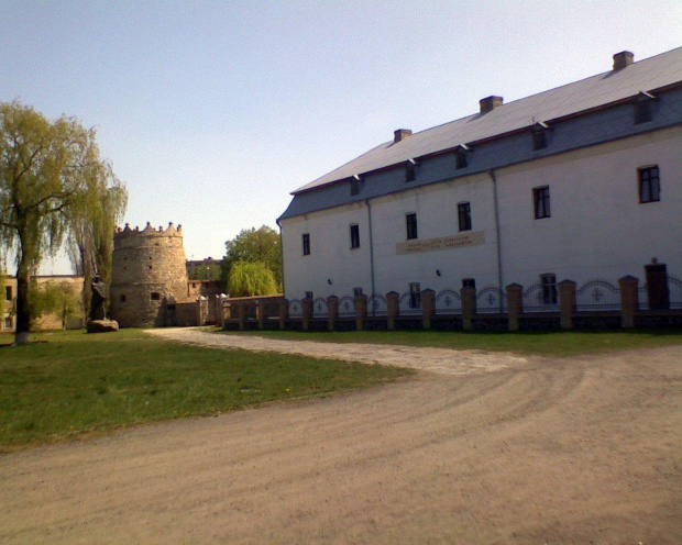 Sanktuarium i obok baszta.