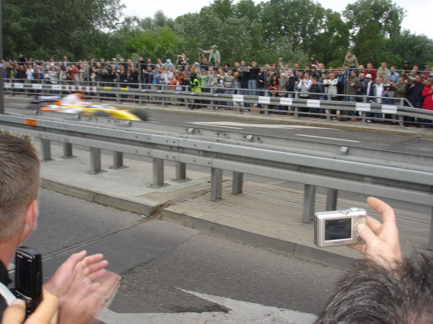 Barwy Renault F1 reprezentowal Heikki Kovalainen, ale jechał do 270 km/h to jak miałam zrobić zdjęcie. Tak naprawdę to tylko go słyszałam ;(