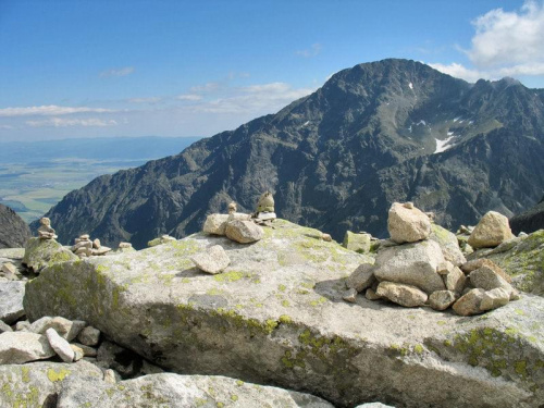 Sławkowski Szczyt i kamienne kopczyki poniżej Czerwonej Ławki #góry #tatry