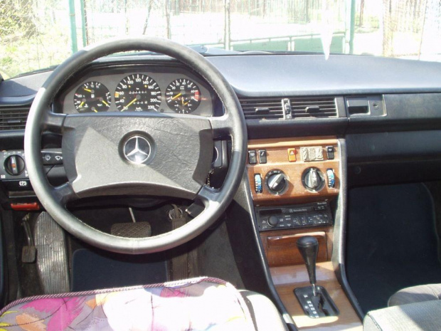 Mój Mercedes ( WNĘTRZE ) - w124 , 2.3 benzyna,automat , 1987 r. bezwypadkowy . Przerobiony na e-klasse