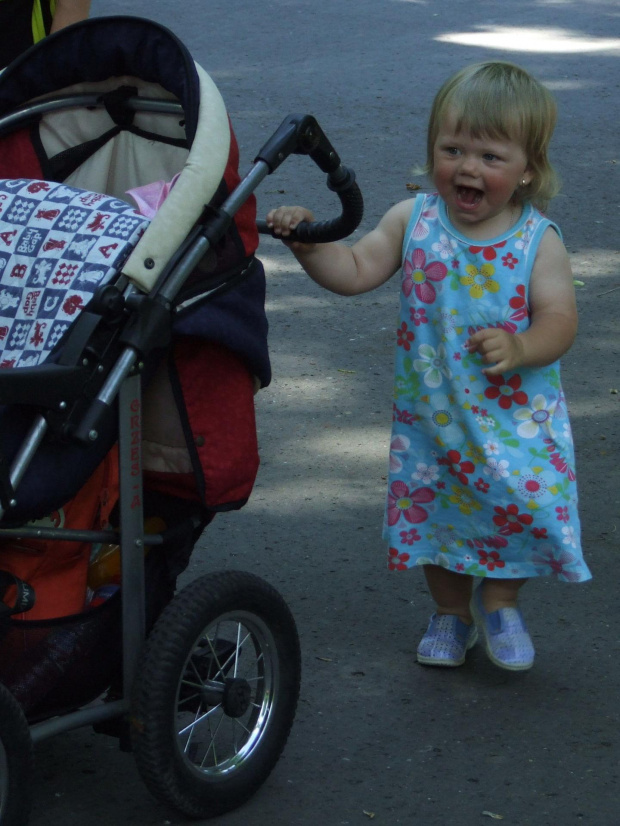 Dominisia pomaga rodzicom i pcha swój wózek :) #Warszawa