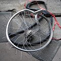 Tak może wyglądać twoje tylne koło z roweru jeżeli z nienacka najedzie Ci ktoś od tyłu na nie ;] :/