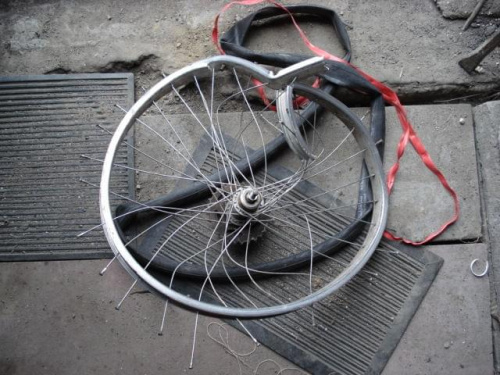 Tak może wyglądać twoje tylne koło z roweru jeżeli z nienacka najedzie Ci ktoś od tyłu na nie ;] :/
