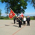 Prezentacja sztandaru dla zgromadzonych gości.