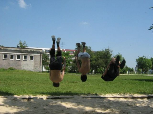 Front Flip w wykonaniu naszej trójki. Od lewej: Junior (JA :P ), KruKu, Pawcio #agv #parkour #akro