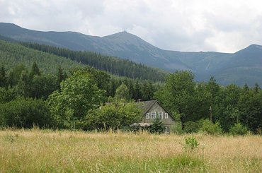 Śnieżka - wszędzie jej pełno, tu ustrzelona ze szlaku Karpacz Os. Skalne - Kowary #Karkonosze #góry #Śnieżka