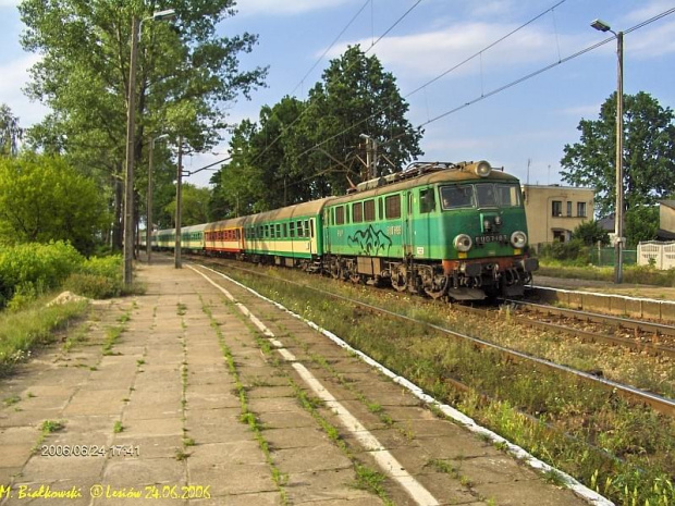 Lesiów. Pociąg pospieszny "Jadwiga" rel. Terespol/Olsztyn Główny - Kraków Płaszów przejeżdża bez zatrzymania przez p. o. Lesiów