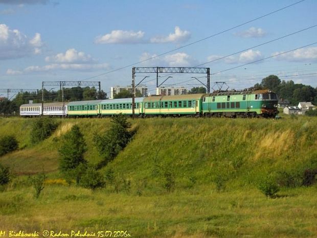 Radom Os. Południe. Pociąg EX "Nida" rel. Gdynia Główna Osobowa - Kielce wyjeżdża z Radomia