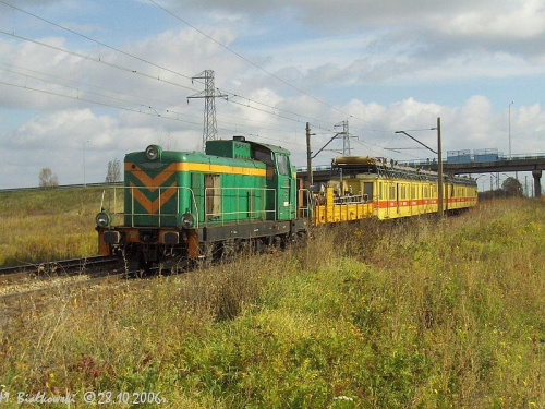 Radom Długojów. Pociąg pogotowia sieciowego wjeżdża do Radomia po linii D29-26 chwilkę po sprawdzaniu 'dropsów'