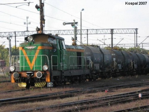 10.10.2007 SM42-2251 (CTL) z składem beczek rusza z stacji towarowej KOB.