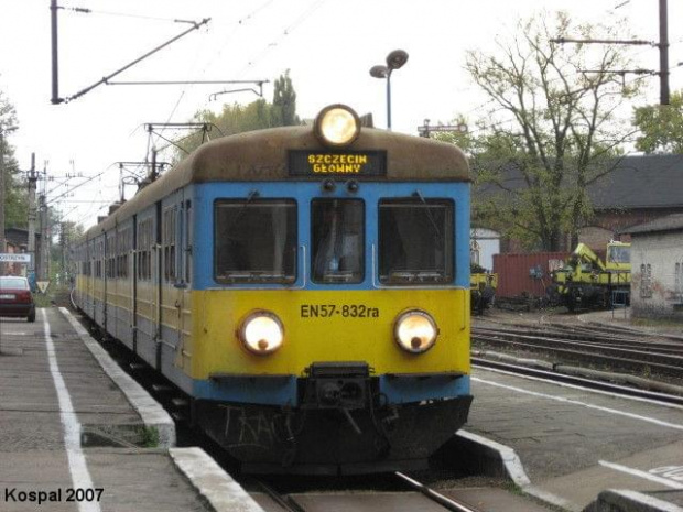 11.10.2007 EN57-832 z pociągiem osobowym do Szczecina Gł